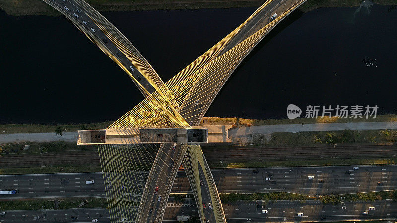 在巴西圣保罗的边际Pinheiros, Estaiada桥和摩天大楼的鸟瞰图